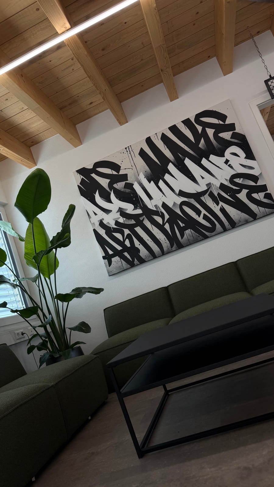 Kalligrafie-Gemälde in Schwarz und Weiß über dem Sofa in der Lounge